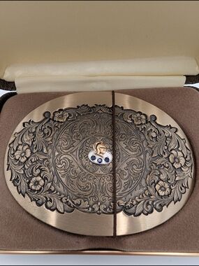 O.C. Tanner 1981 Brass Belt Buckle Engraved Floral/Scroll Knight Logo w/Sapphire